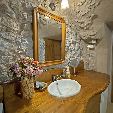 Lina's Art And Stone Apartman